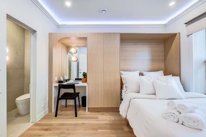 Exclusive 5-Bedroom Retreat: 5 Baths, Ultimate Co gallery image 3