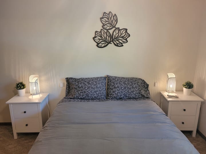 CHAMBRE n °1 :  dispose d'un lit queen size réglable, d'un placard, d'un ventilateur au plafond, de tables de chevet et de lampes.