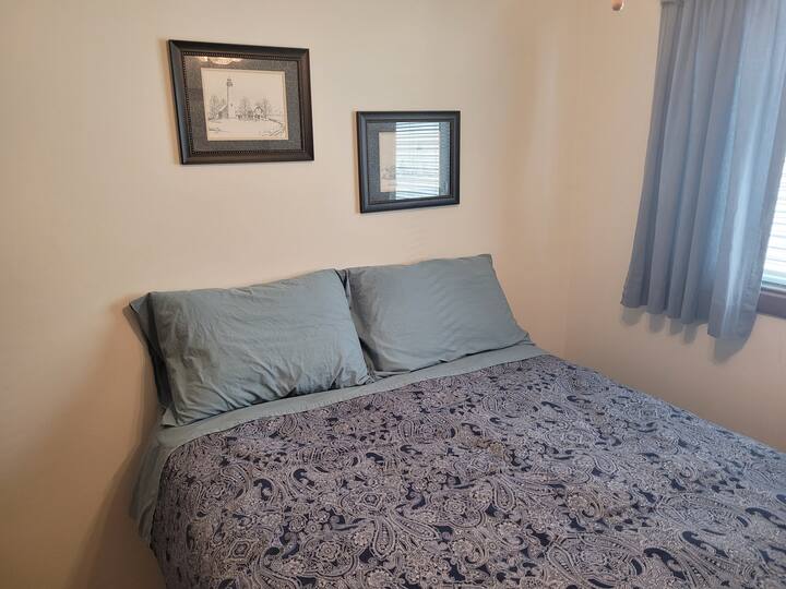 CHAMBRE n °2 :  dispose d'un grand lit, d'un ventilateur au plafond, d'une commode et d'un placard.