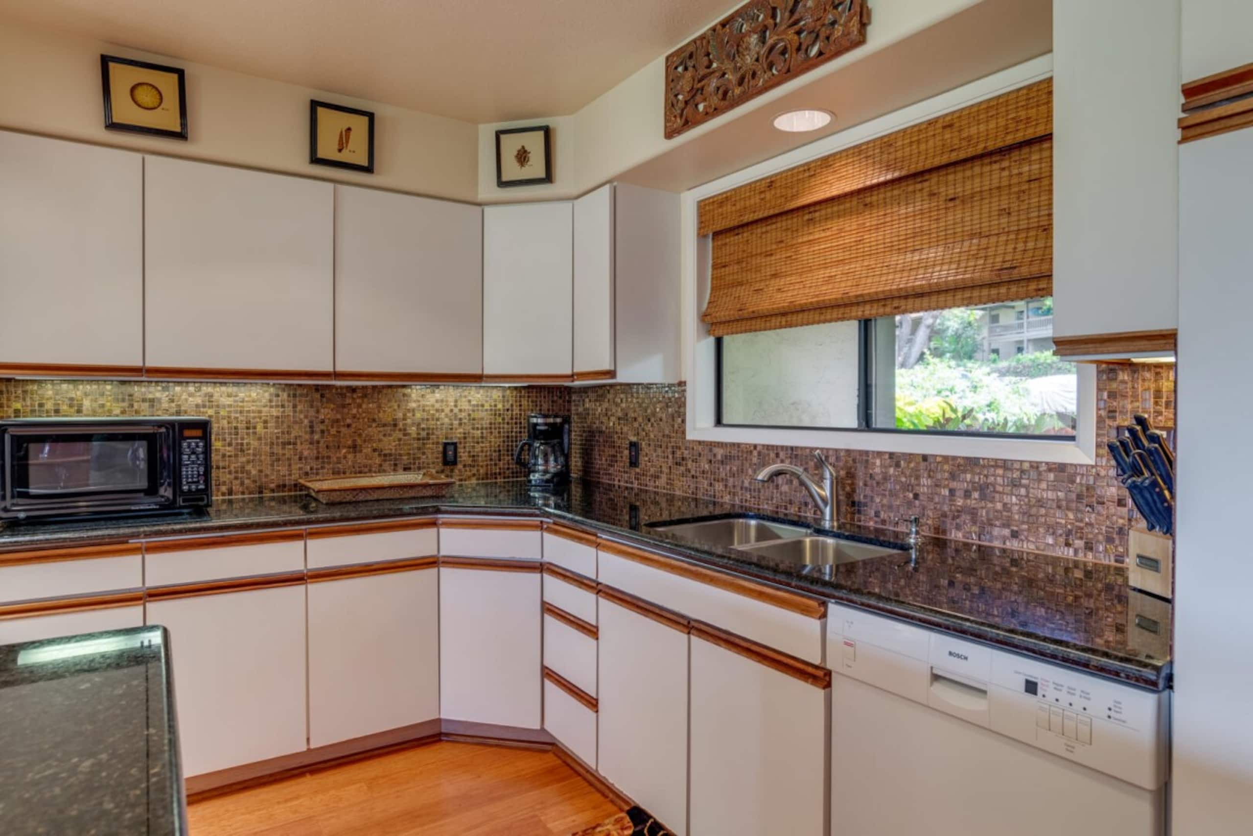 Condo in Lahaina · ★5.0 · 2 bedrooms · 4 beds · 2 baths - Image 2