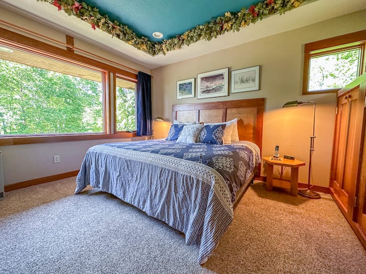 Спалната соба 1 се наоѓа на главното ниво.