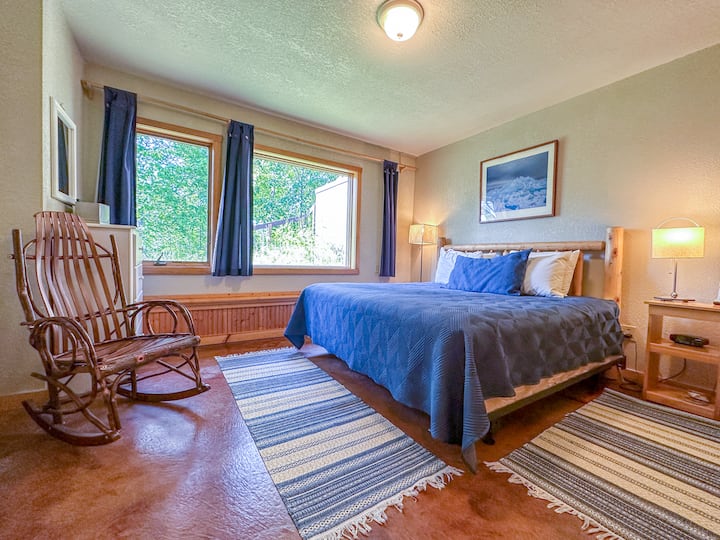 Оваа гостинска спална соба, исто така, се наоѓа на пониското ниво.