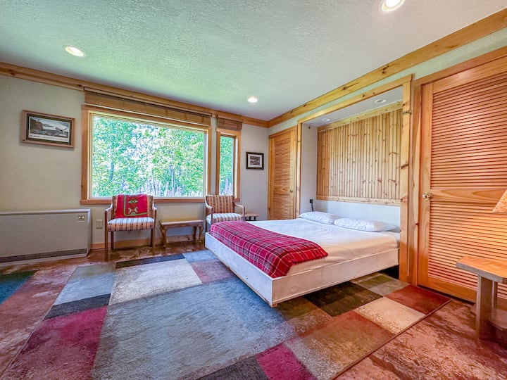 Спалната соба 1 се наоѓа на пониско ниво.