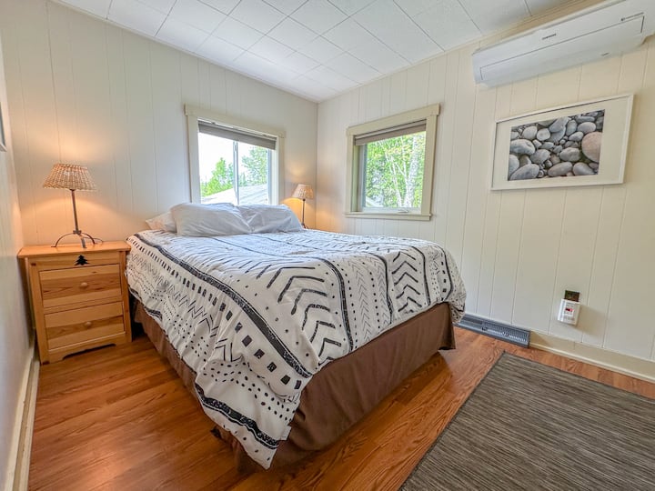 Საძინებელში დგას დედოფლის ზომის საწოლი.