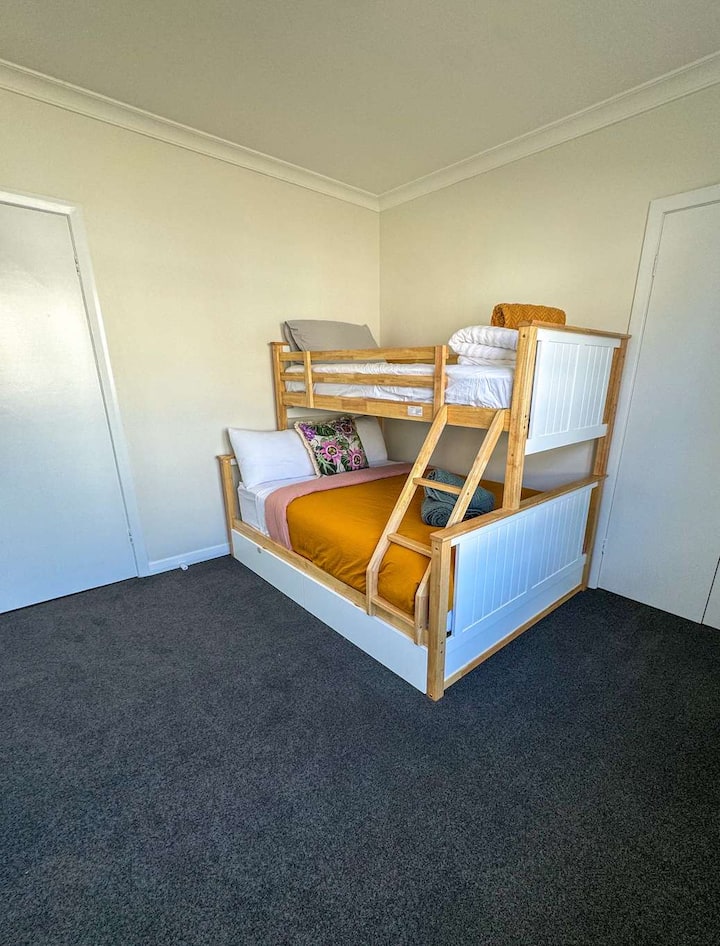חדר שינה 3 - מיטת קומתיים, מיטה זוגית למטה, מיטת יחיד למעלה