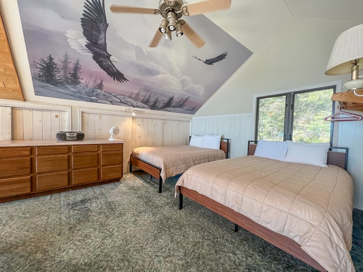 这间卧室位于阁楼区域，可通往客厅。