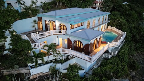 Walk to beach & dining! Sleeps 17, large pool!