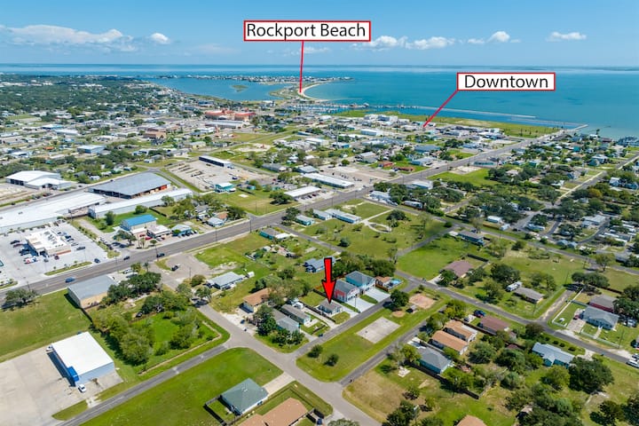 5-min To Beach | Fishing · Shops · Sleeps 4 - Rockport, TX