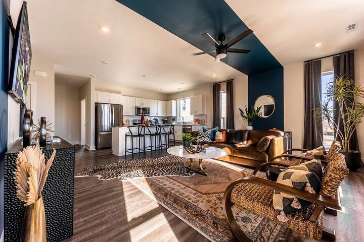 Deluxe Duet 228 & 230-2 Homes-Mins to Midtown