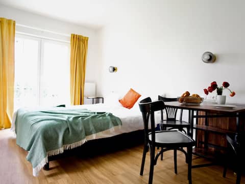 Popular Airbnb listing: Studio for 3 people in Hoheluft West
