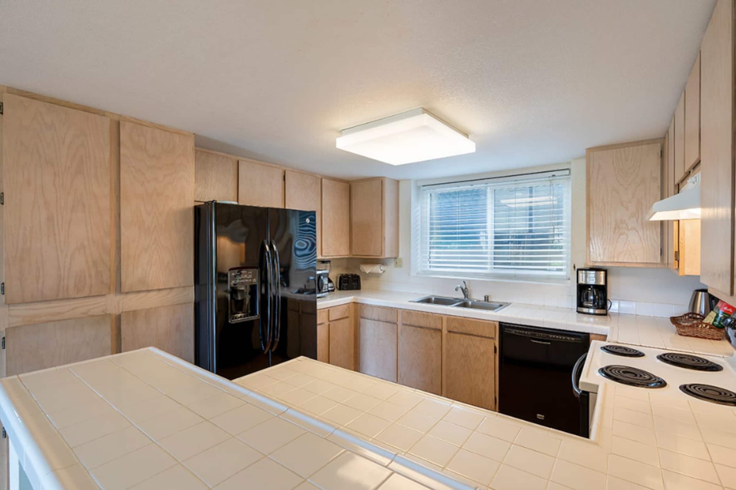 2BR retreat w/ workspace & TV - Image 9