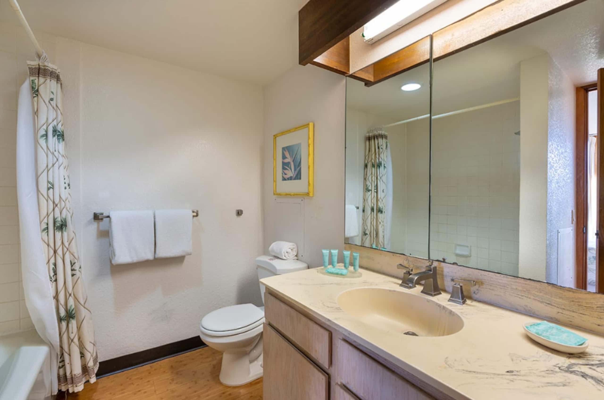 2BR retreat w/ workspace & TV - Image 13