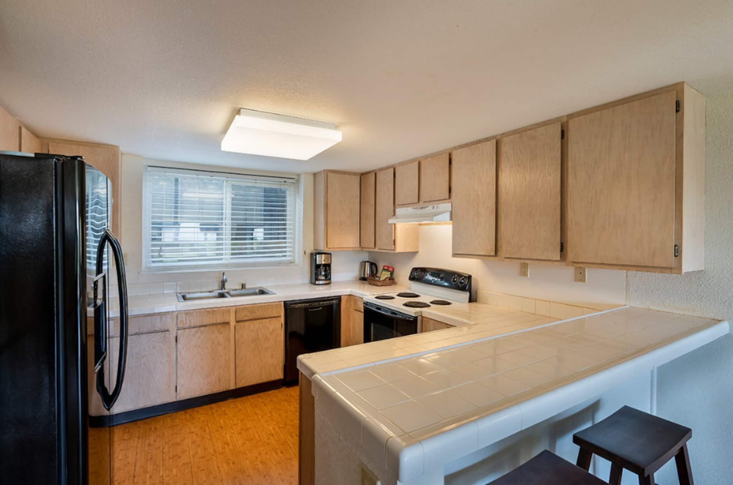 2BR retreat w/ workspace & TV - Image 3