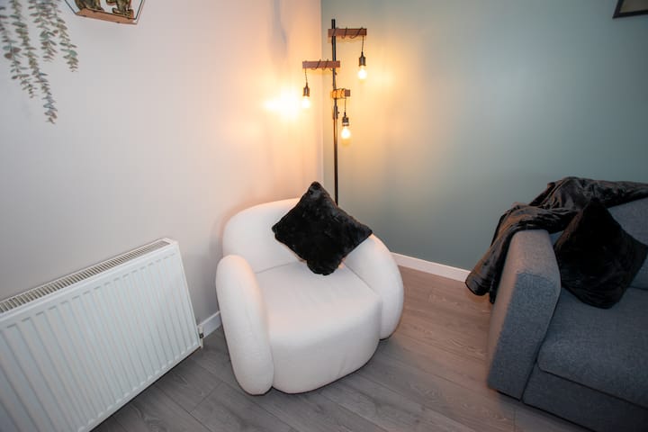 Penthouse | Sleeps 6 | Bathgate | Near M8 - Livingston