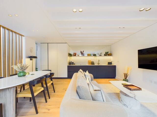 Stunning Mews House overlooking Regent’s Canal gallery image 2