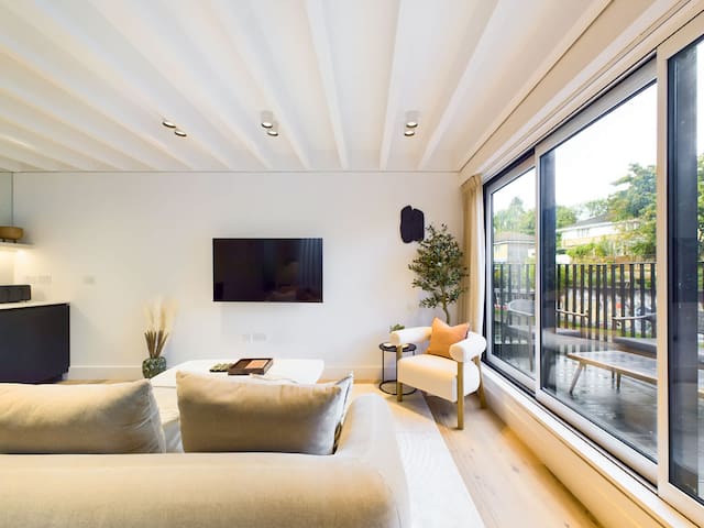 Stunning Mews House overlooking Regent’s Canal