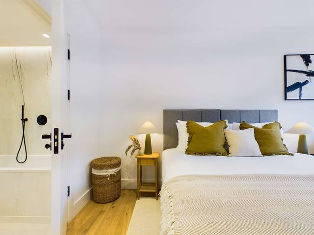 Stunning Mews House overlooking Regent’s Canal gallery image 3