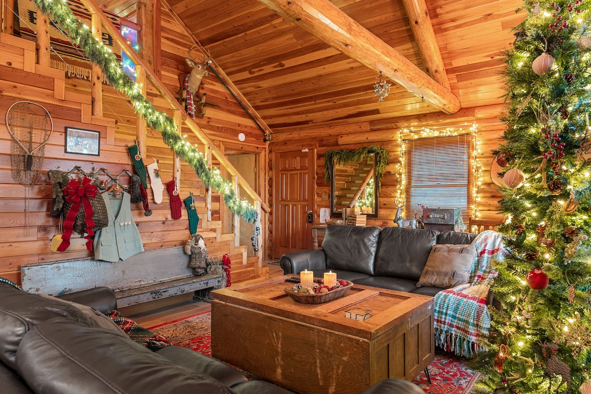 Jingle Bell Lodge – Christmas Cabin with Hot Tub - Houses for Rent in  Hollister, Missouri, United States - Airbnb, image size:1200x800