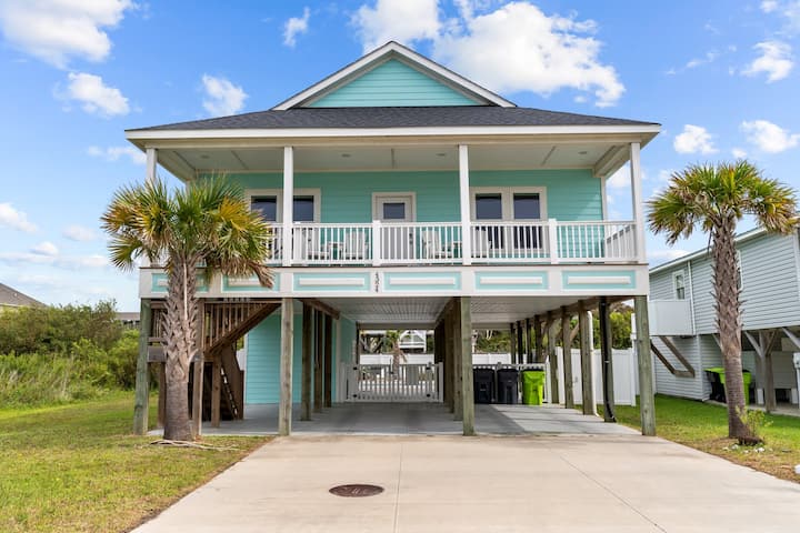Beachside Charm! Pool, Spa & 3-min Walk To Shore - Oak Island, NC