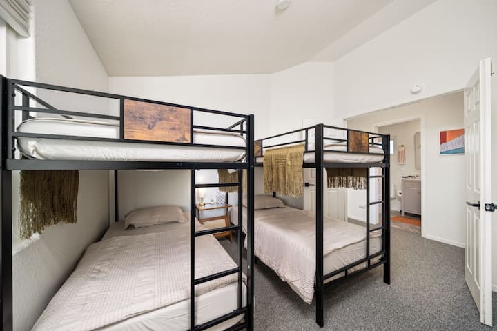 Ორსართულიანი საწოლი ოთახი