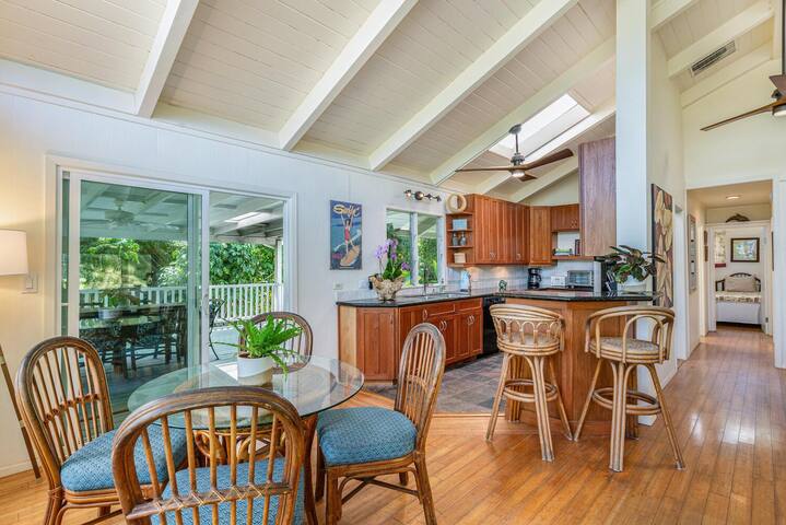 Hale Alealea Beach House, one house back from Kepu gallery image 3