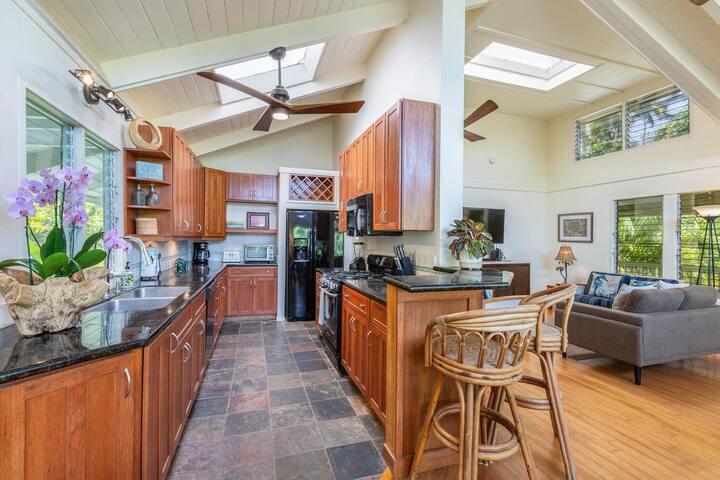 Hale Alealea Beach House, one house back from Kepu gallery image 5