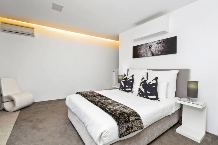 3 Bed Penthouse / Infinity Pool / No Loadshedding