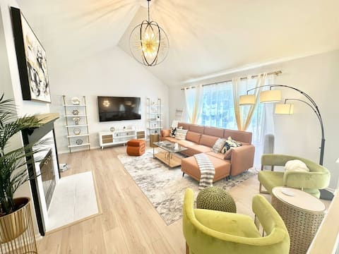 River View, walk to town,Newly renovated, Spacious