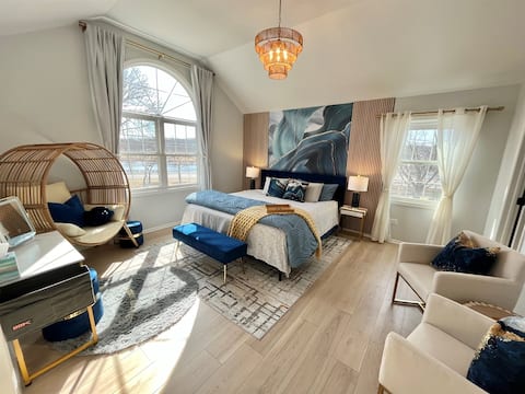 River View, walk to town,Newly renovated, Spacious