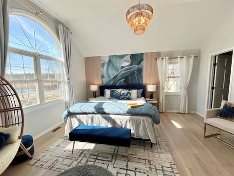 River View, walk to town,Newly renovated, Spacious