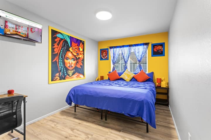 Spavaća soba 2 ima toplinu upotpunjenu veselim, živopisnim umjetničkim djelima