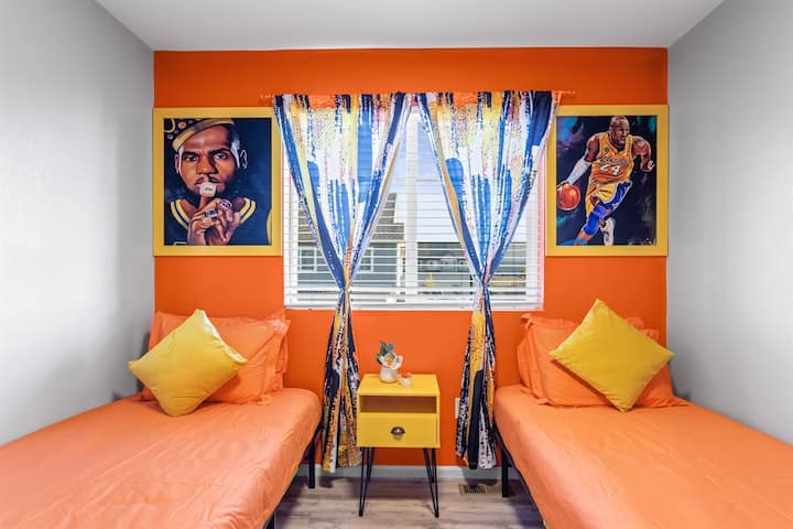 Spavaća soba 3 s bračnim krevetima nadoknađena je toplim i živopisnim nijansama