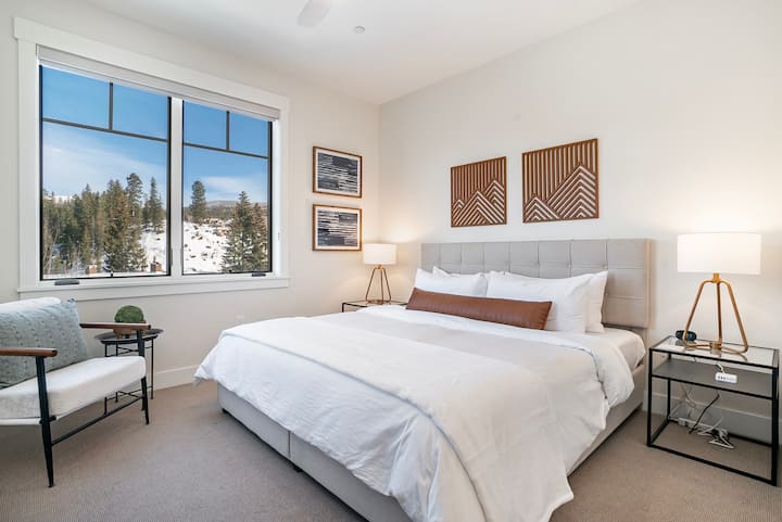 Despiértate con unas vistas impresionantes a la montaña en este espacioso dormitorio con cama tamaño king, que cuenta con una acogedora y lujosa ropa de cama, una decoración moderna y una suave luz natural.