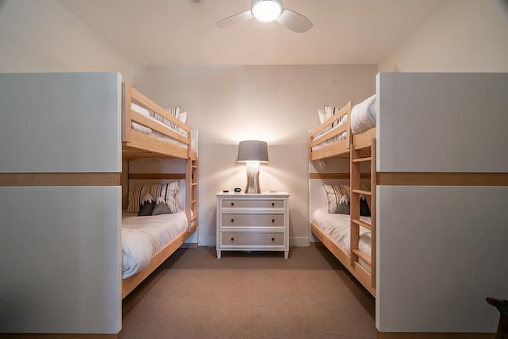 Perfecta para niños, primos o mejores amigos: esta acogedora habitación con literas tiene capacidad para 4 personas y añade diversión a cada estancia. Diseñado para la comodidad, la risa y las risitas nocturnas.