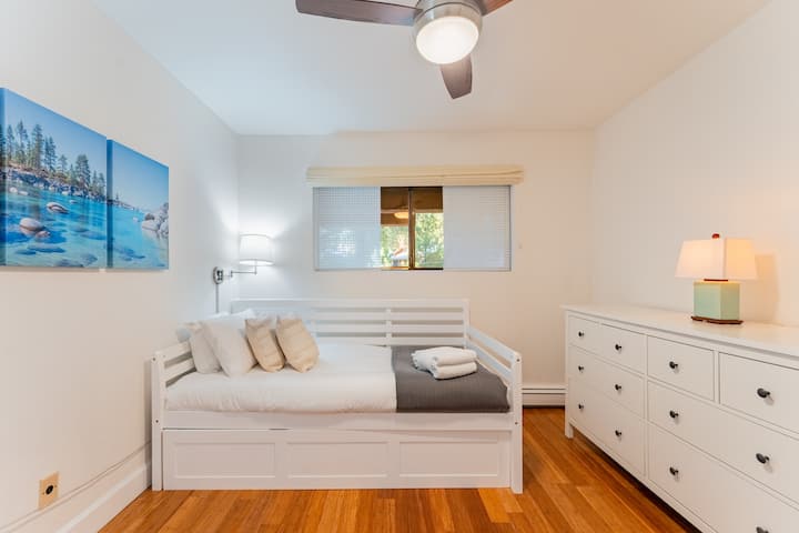 Спалня 4 разполага с двойно легло и две единични легла.