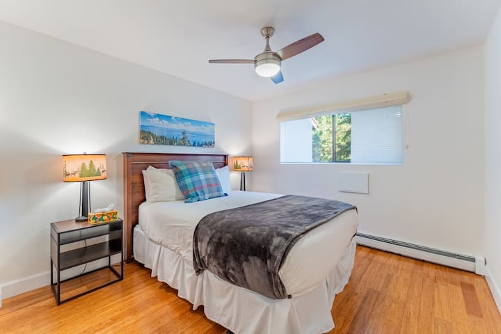 Спалня 1 разполага с двойно легло и самостоятелна баня.