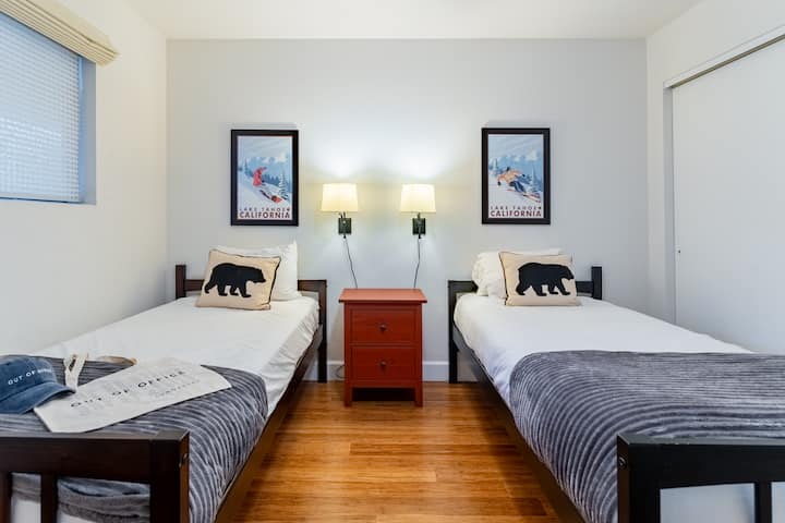 Спалня 3 разполага с две единични легла и телевизор.