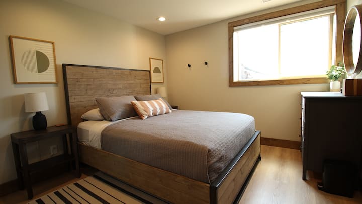 Lower Queen Bedroom - Nightstands, Baggage Racks, Dresser, Sound/Light Machine Included