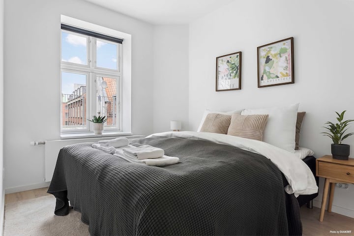 Spavaća soba 3 s udobnim bračnim krevetom, ugradbenim ormarima i zavjesama za zamračivanje kako biste se dobro naspavali