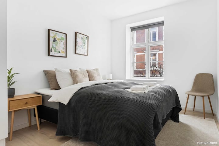 Spavaća soba 2 s udobnim bračnim krevetom, ugradbenim ormarima i zavjesama za zamračivanje kako biste se dobro naspavali