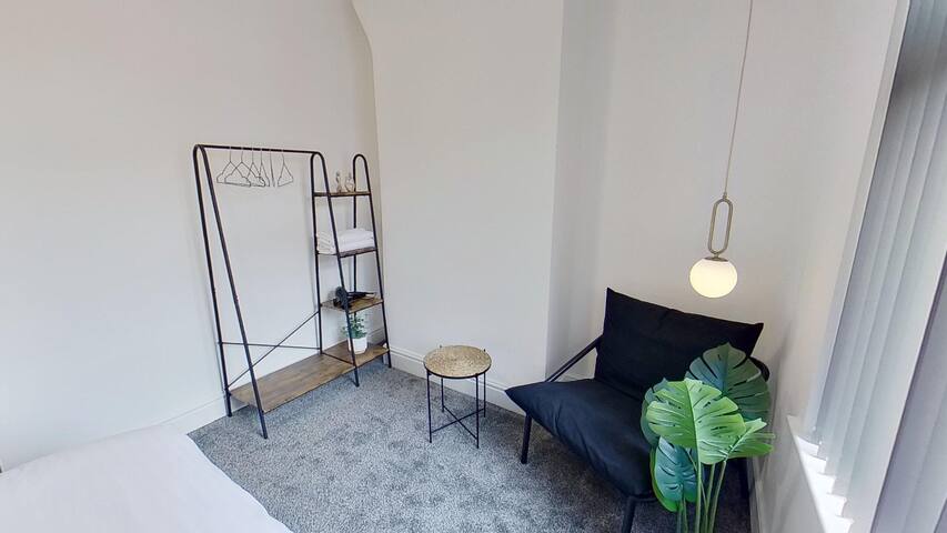 Salford-House-Sleeps6-Parking-Garden-Wifi gallery image 4