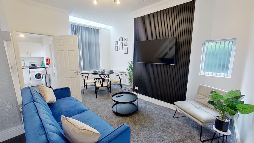 Salford-House-Sleeps6-Parking-Garden-Wifi