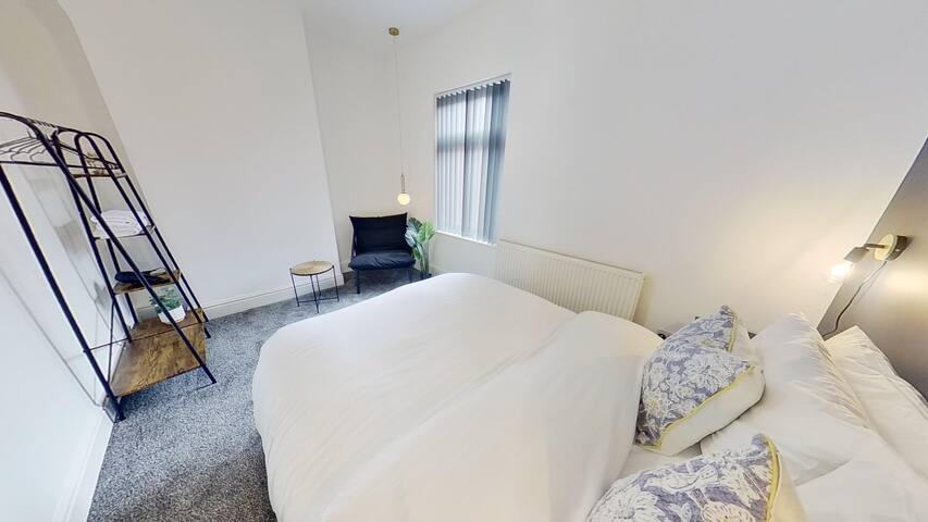 Salford-House-Sleeps6-Parking-Garden-Wifi gallery image 3