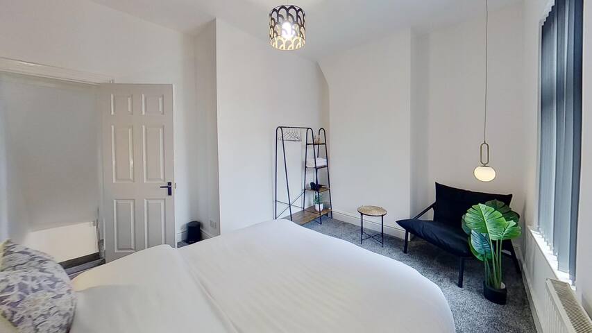 Salford-House-Sleeps6-Parking-Garden-Wifi gallery image 2