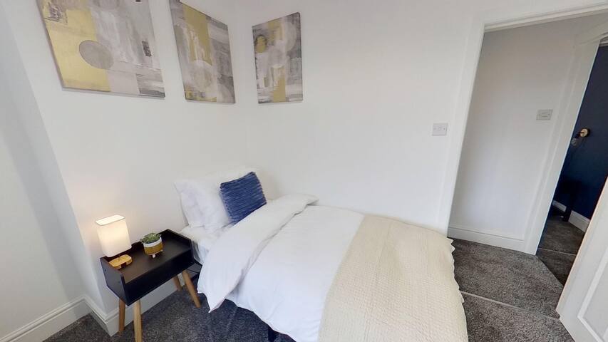 Salford-House-Sleeps6-Parking-Garden-Wifi gallery image 5