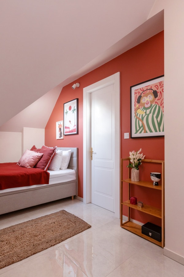 Მეორე საძინებელი 152 × 203 სმ ზომის საწოლით