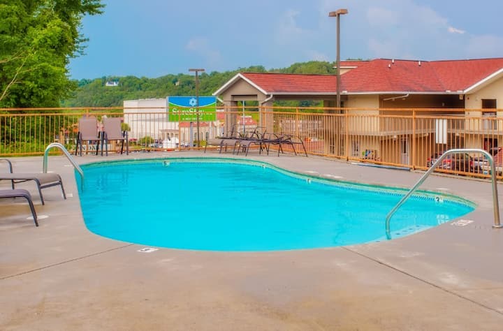 1br Log Cabin- Walking Distance To Wonderworks! - The Island in Pigeon Forge, Pigeon Forge
