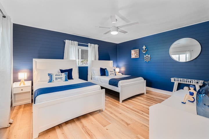 ملاذ الشاطئ: غرفة مشرقة تتميز بسريرين صغيرين وديكور بحري وأرضيات خشبية دافئة!