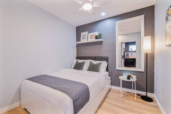 غرفة نوم ساحرة: استرخِ بأناقة مع الديكور العصري والإضاءة الأنيقة لقضاء ليالٍ هادئة!