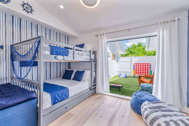 غرفة سرير بطابقين: موضوع بحري ممتع مع أسرّة بطابقين وسهولة الوصول إلى مساحة اللعب في الهواء الطلق!